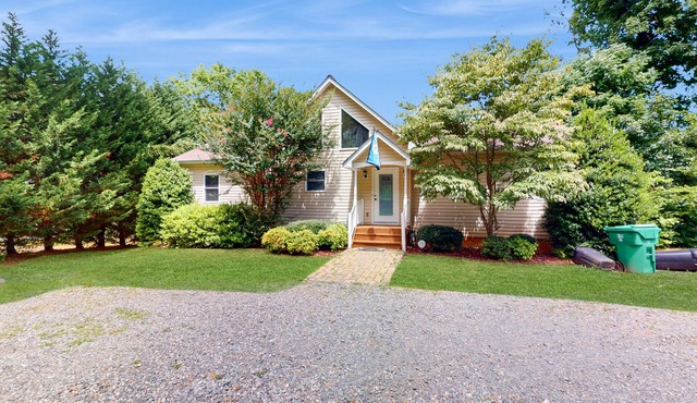 Lakefront retreat with private dock, kayaks, volleyball, firepit, Ping-Pong