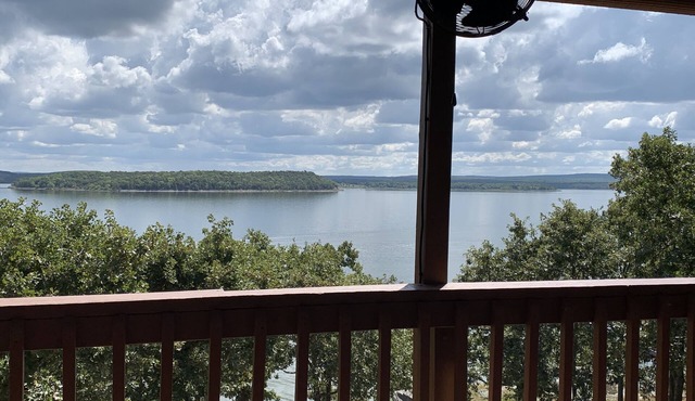 Lakefront Retreat with Spectacular Panoramic Views. Pet Friendly!