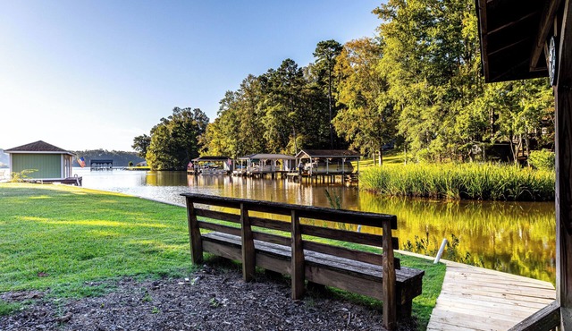 Lakefront retreat with private dock & bunk room – perfect for families