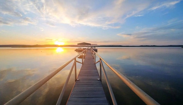 Lakefront retreat with private Boat Ramp, Dock, Hot Tub, and Stunning Sunsets ☀️