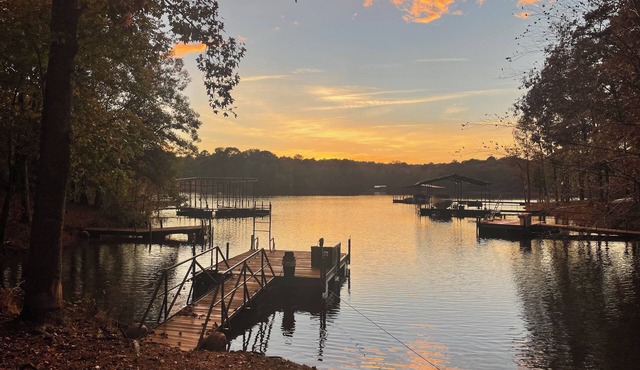 Lakefront Retreat with Kayaks and Dock - Minutes to Downtown Hartwell