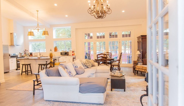 Lakefront Retreat with 90+ Oak trees - Luxurious Lakefront Getaway