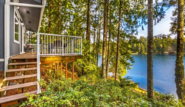 Lakefront retreat with view, deck & private dock