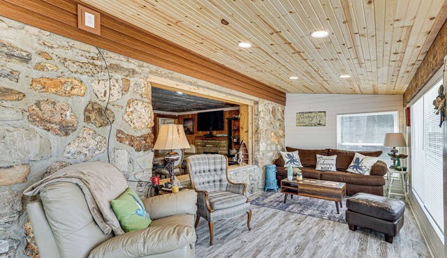 Lakefront Rocky Mount Main House w/3 Cabins!