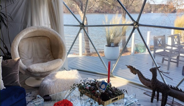 Lakefront romantic getaway with hot tub