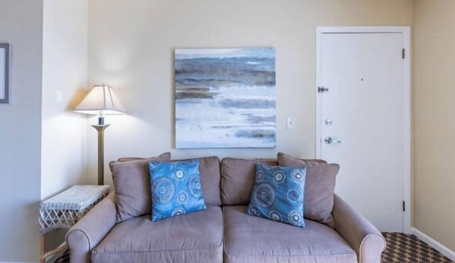 Lakefront room that sleeps 5