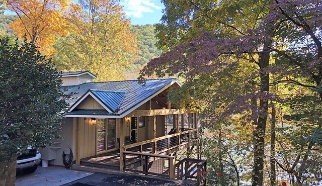 Lakefront Rumbling Bald Retreat, HotTub, Kayaks, SUP's, Floating Dock