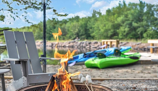 Lakefront | Sauna | Pool Table | Firepit | Refined