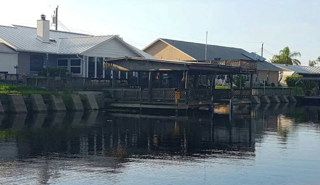 Lakefront/scenic views/boating/Wildlife/Gators/fishing fun!