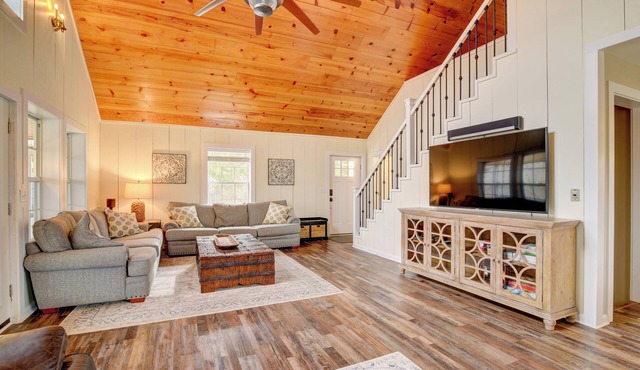 Lakefront Scottsville Retreat w/Private Dock!