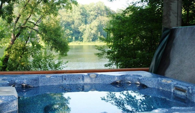 Lakefront! Secluded, HotTub, Fire Pit, Private Dock&boats 90 Min from Chicago