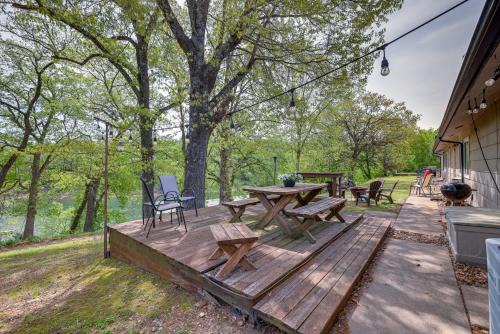 Lakefront Shell Knob Condo with Deck and Grill!