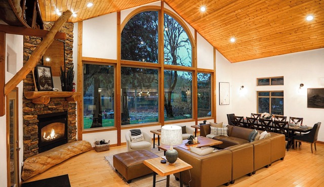 Lakefront Silver Lake Chalet with Hot Tub, Dock & 3 Kings near Mt. Baker
