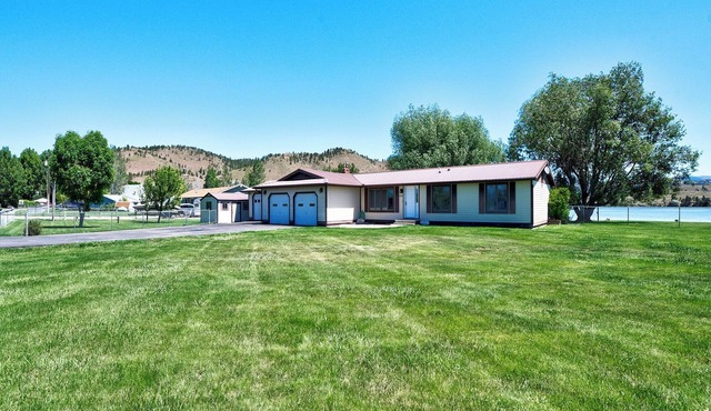 Lakefront single story house on Hauser Lake