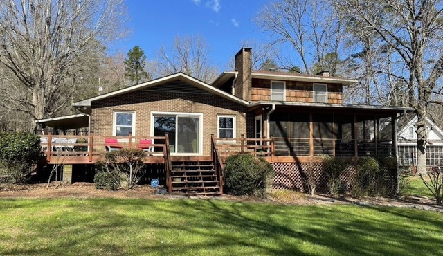 Lakefront sleeps 14: Swim floats , hammocks, fire pit, grill, yard games