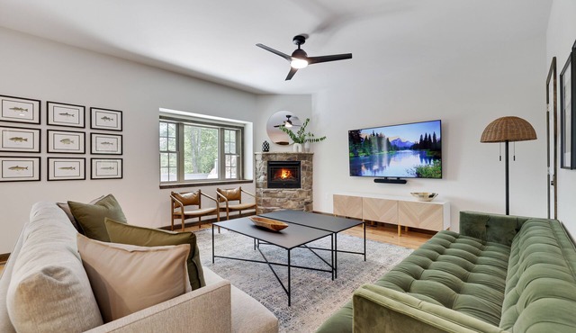 Lakefront - Sleeps 14 - 5 bedrooms - 3 bathrooms - 2 Gamerooms - Hot tub