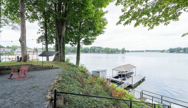 Lakefront Sleeps 15, <20 min from Grand Park & Ruoff Music Center