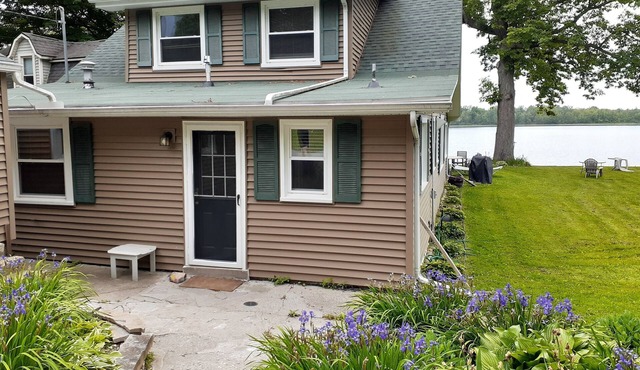 Lakefront sleeps 4-6. MSU events, weddings, golf, close to East Lansing. FISH!