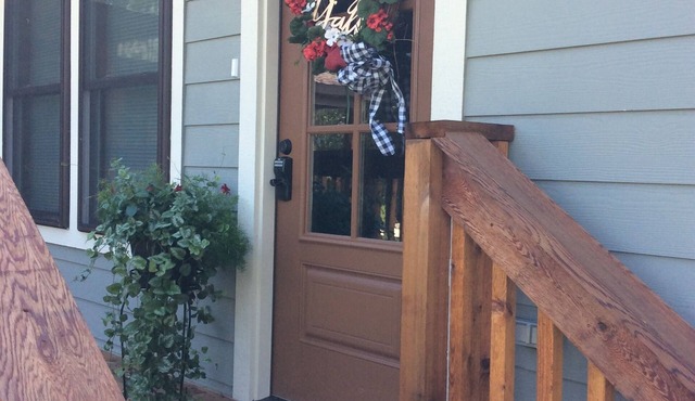Lakefront, sleeps 6-14, 20 min to Fayetteville. Family lake time!