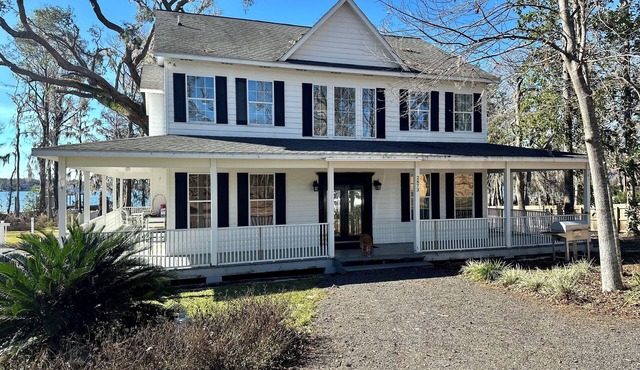 Lakefront Southern Charm with private dock