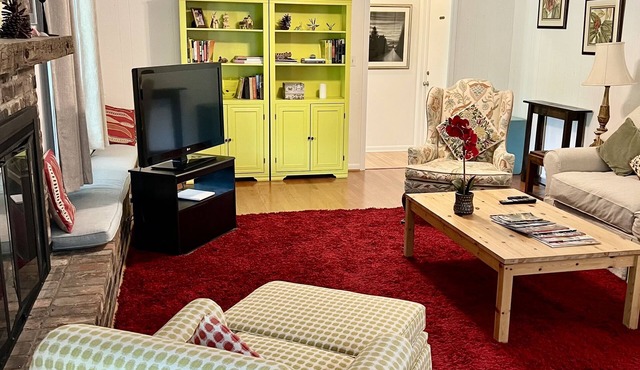 Lakefront Spacious Furnished One Bedroom Downstairs Apartment.nFull Kitchen!