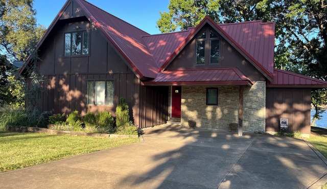 LAKEFRONT! Spacious 5-bedroom house on Grand Lake with 3 slip dock