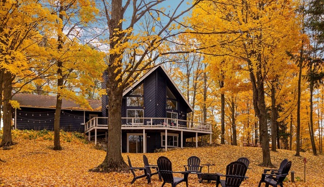 Lakefront Spacious Cottage with Sandy Beach, Kayaks and Games!
