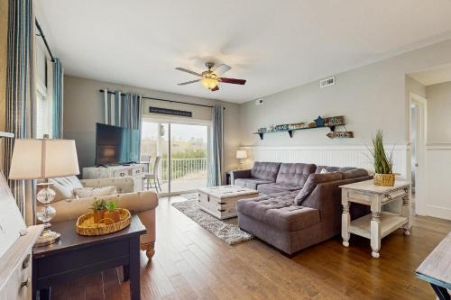 Lakefront Stay Sleeps 4 Decks Pool Golf Clubhouse