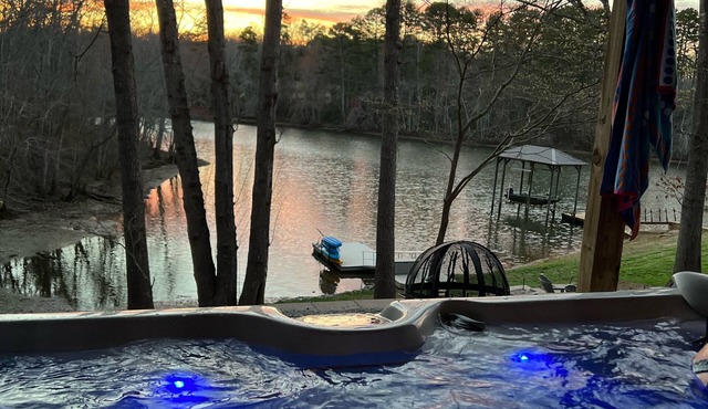 Lakefront- Stay, Soak, Paddle, Play & Relax! On Lake Lookout in Catawba, NC