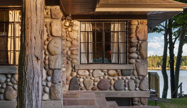 Lakefront Storybook cottage Hot Tub Fireplace 4 bd 2 bath.