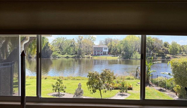 Lakefront Studio Breathtaking Views Private Keyless Entry Parking