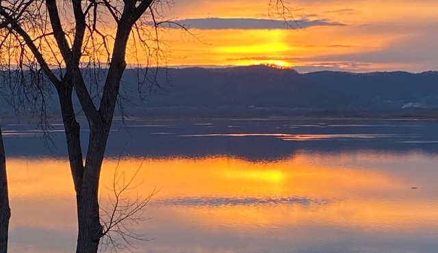 Lakefront studio. Natural setting, sunsets, kayaks, fishing dock, paved walking