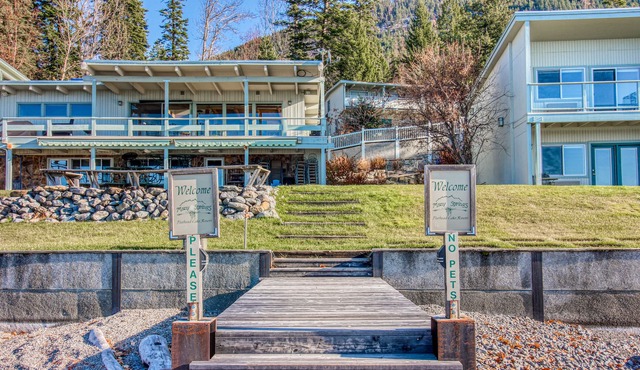 Lakefront studio on Flathead Lake with desk, shared yard & swimming docks