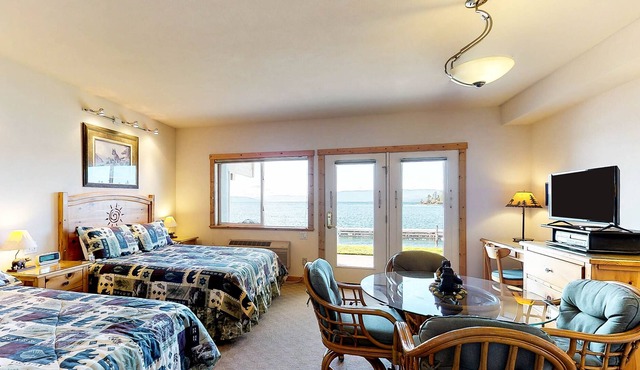 Lakefront studio with bay & mountain views, AC, docks for swimming & kayaking