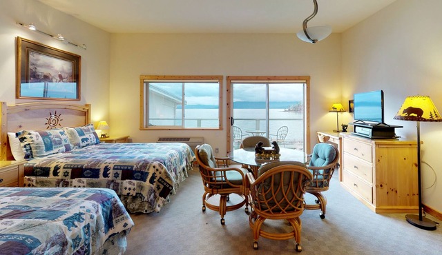 Lakefront studio with bay-view balcony, AC, docks for swimming & kayaking