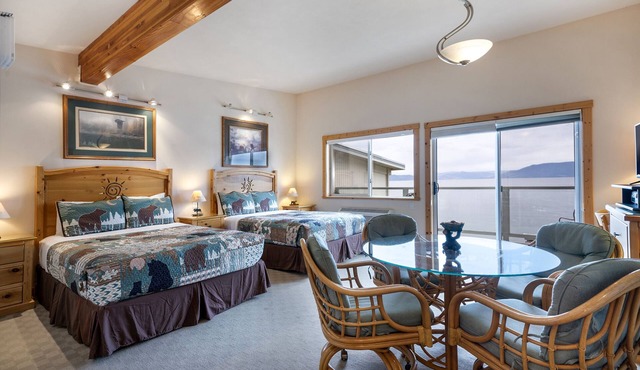 Lakefront Studio with views!