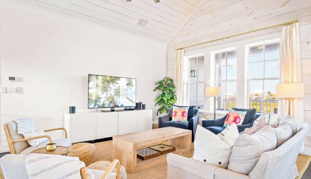 Lakefront Stunner w/Outdoor & Indoor Games+Gorgeous Interiors & Amenities