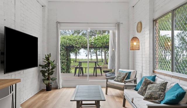 Lakefront Suite Studio Killarney Vale