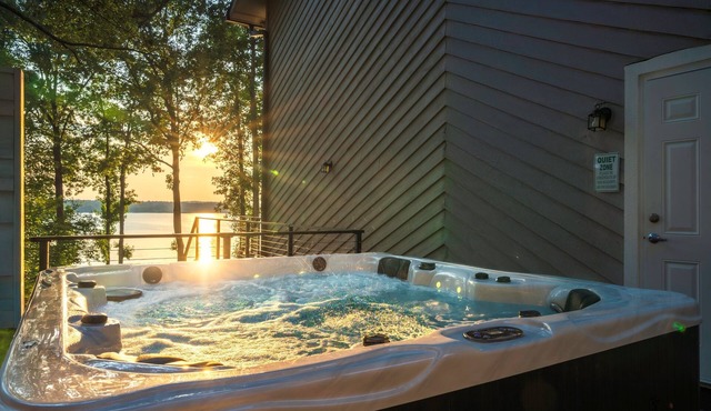 Lakefront Suite - Spa, Kayaks, PBall, Firepit