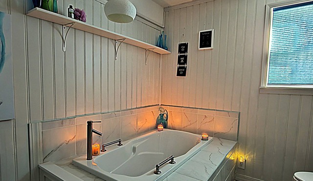 Lakefront Sunset Family Chateau Perfect Fall or Winter Getaway!