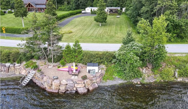 Lakefront Sunset Loon Rock Cottage, private beach, 2-bedroom WiFi free parking