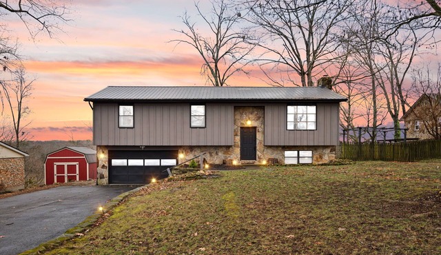 Lakefront Sunset Retreat: Huge Deck + Game Room+ close to boat ramp