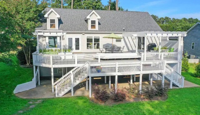 Lakefront, sunsets, dock, firepit, ping pong table