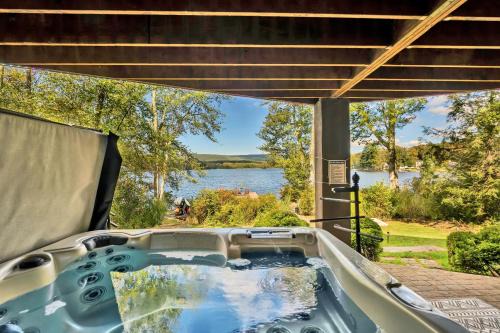 Lakefront Sunsets, Hot Tub, Pool Table, Kayaks