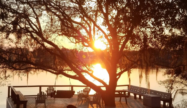 Lakefront, Sunsets, Sandy Beach, Private One Acre, Swim, Fish, Relax!