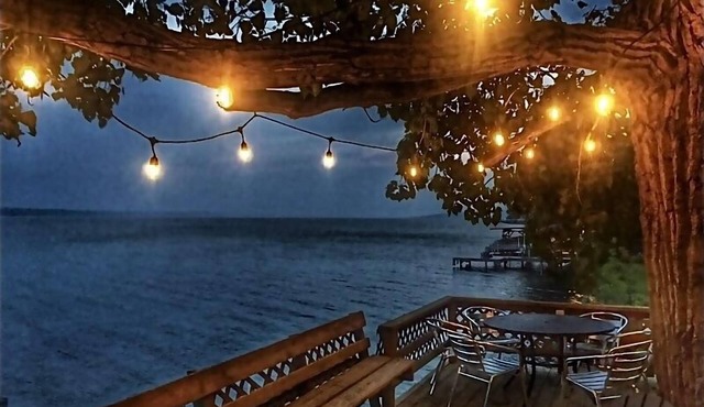 Lakefront, SUPs+kayaks, sunset views & fireplace! Wineries & brewery nearby! !