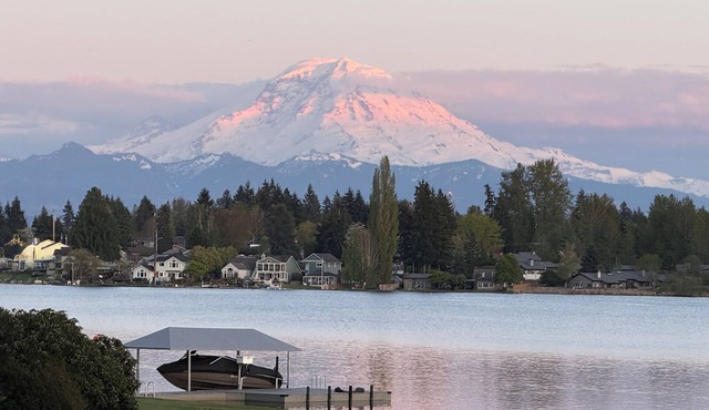 Lakefront. Sweeping view of Mt. Rainier. Huge dock. Perfect World Cup Base