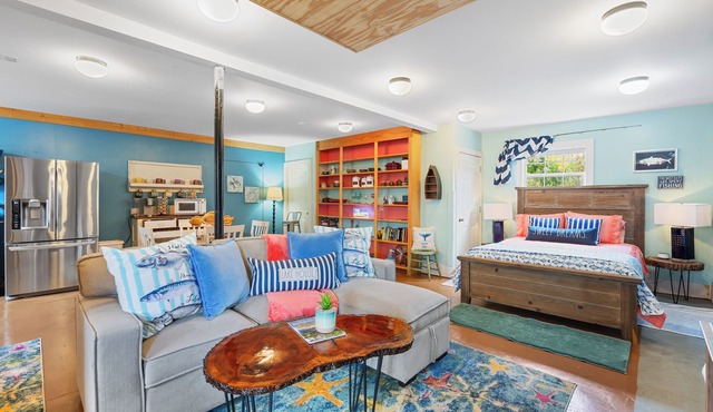 Lakefront, Swim, Fish, Kayak, fire pit, star gazing, pet friendly. All on site!