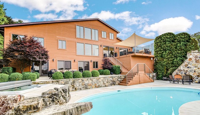 Lakefront Tech-savvy Home with Pool & Hot Tub