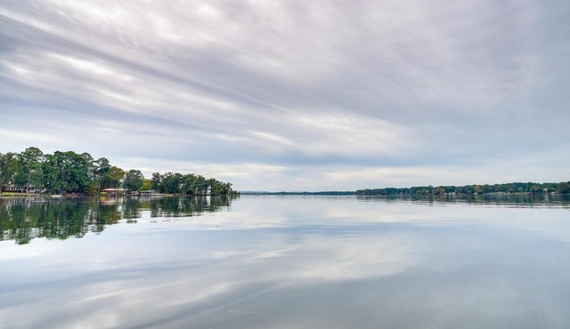 Lakefront Texas Abode with Kayaks, Fire Pit and Patio!